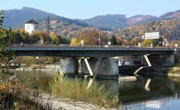 Policajti zachránili muža, ktorý chcel vo štvrtok skočiť z mosta v Budatíne