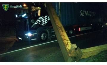 Poľský kamionista strhol konštrukciu pri viadukte na Kysuckej ulici