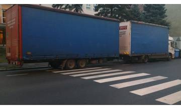 Pre zaparkovaný kamión na priechode pre chodcov na Veľkej okružnej došlo k nehode