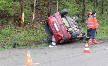 Pri Divinke skončilo auto na streche