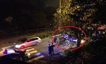 Ráno skončilo v mestskej časti Bôrik policajné auto na streche