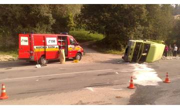 S autom najskôr nabúral do múrika a potom sa s ním prevrátil na bok