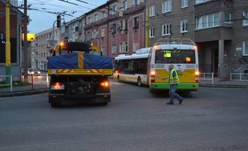 Spadnuté lano z vedenia odstavilo trolejbusovú dopravu v centre mesta