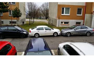 Susedia už druhý deň blokujú šoférovi auto