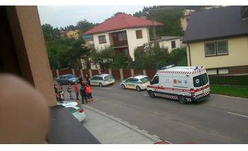 V mestskej časti Bôrik mal vodič zraziť dievčatá na chodníku