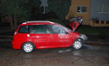V noci na Vlčincoch zhorelo ďalšie auto