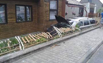 V obci Belá skončilo auto v rodinnom dome