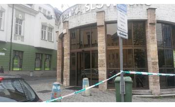 V pobočke Prima Banky sa mala nachádzať bomba, nikto však nevedel v ktorej