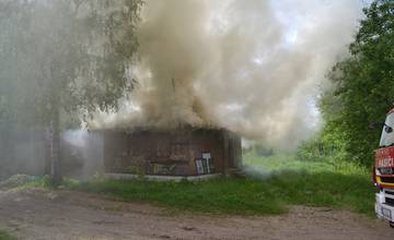 V Trnovom horela opustená holubiarska chata