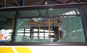 Vandali rozbili sklá na autobuse, škoda je 2000 eur