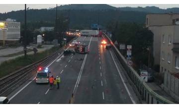 Vážna dopravná nehoda na ulici Mostná, hlásili dvoch mŕtvych