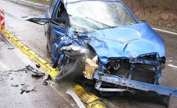 Vážna dopravná nehoda pod Strečnom - vodičku zachraňoval vrtuľník