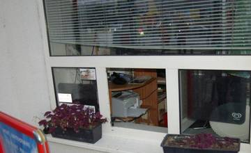 Vlámal sa do predajne čerpacej stanice a s hotovosťou si vzal aj sladkosti