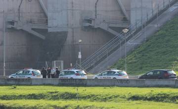 Vo štvrtok ráno chcel muž skočiť z mosta na Vodnom diele