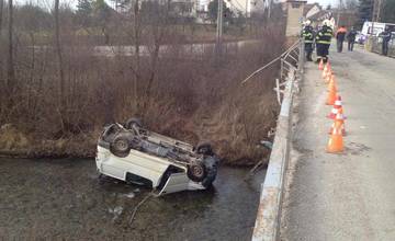 Vo Varíne spadlo auto z mosta do rieky