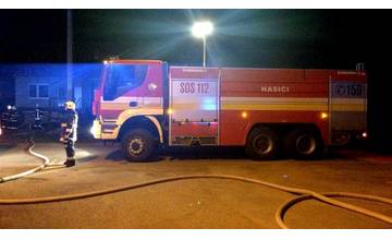 Vo Vraní požiar garáže, poškodené boli obidve zaparkované autá