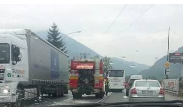 Vo Vrútkach sa stala dopravná nehoda, tvoria sa kolóny