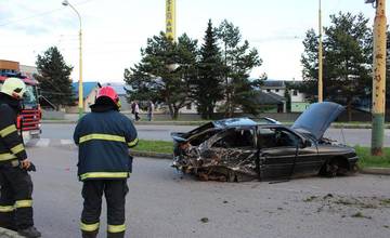 Vodič vo vysokej rýchlosti narazil do stĺpu trolejového vedenia