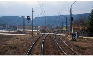 Vybrané vlaky na trati Žilina - Trenčín budú mať počas marca výluku