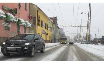 Výstraha pre vodičov! Počas hustého sneženia nepoužívajte denné svietenie