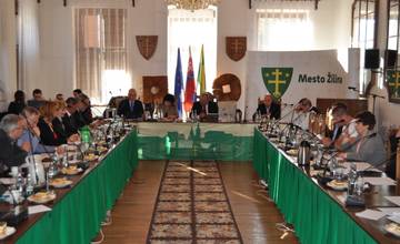 Zastupiteľstvo schválilo viceprimátorom nižšie platy ako pôvodne očakávali