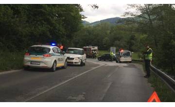 Zrážka dvoch vozidiel pri obci Poluvsie, zranili sa tri deti