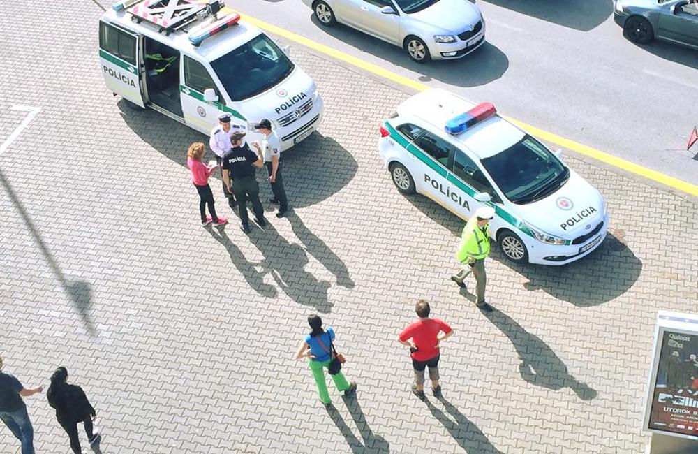 Nehoda auta a chodkyne pri obchodnom centre MAX Solinky, foto 2