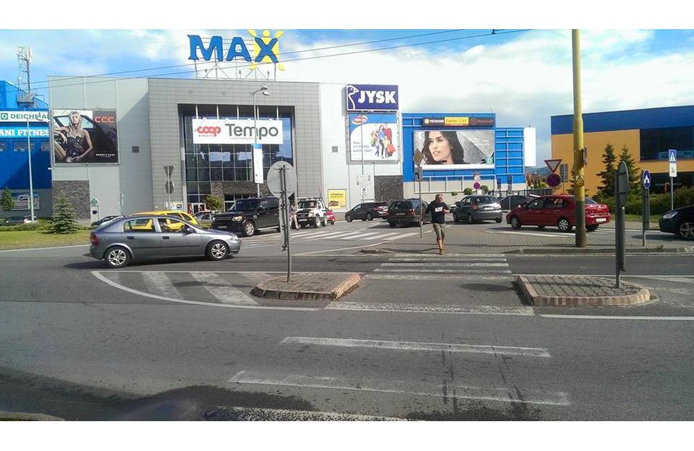 Nehoda auta a chodkyne pri obchodnom centre MAX Solinky, foto 4