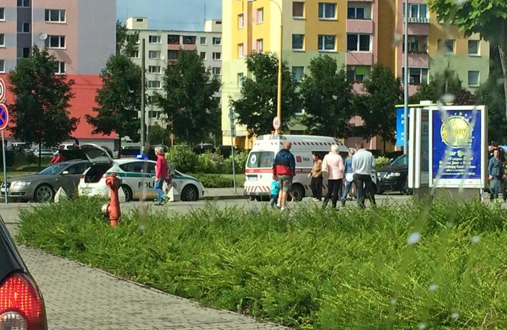 Nehoda auta a chodkyne pri obchodnom centre MAX Solinky, foto 6