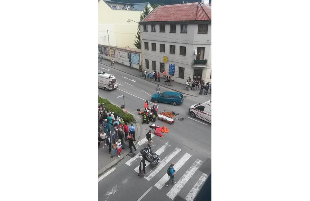 Vážna dopravná nehoda motorkára v centre mesta, foto 1