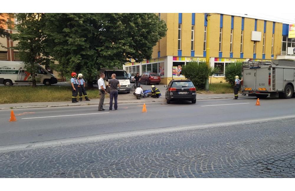 Ďalšia vážna nehoda motorky a osobného automobilu, tentokrát na Hlinskej, foto 4