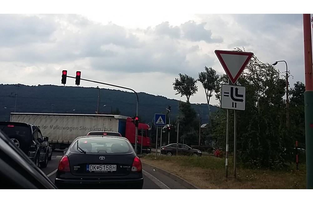 Kolóny v Žiline spôsobené dopravnou nehodou a zosuvom svahu pod Strečnom, foto 3