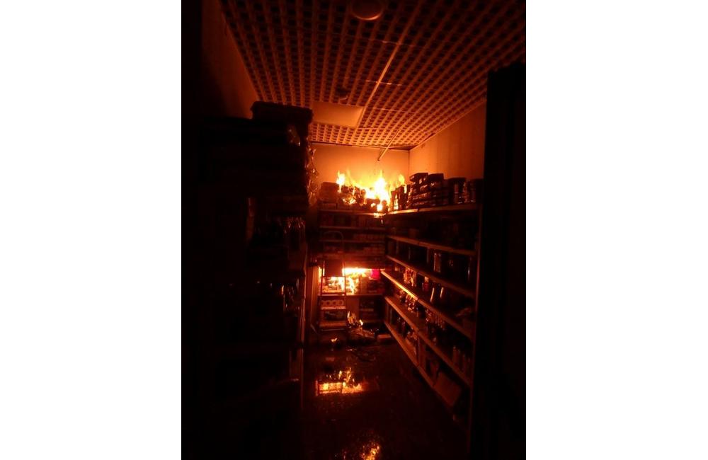 Požiar obchodu s oblečením v Turzovke 30.7.2015, foto 1