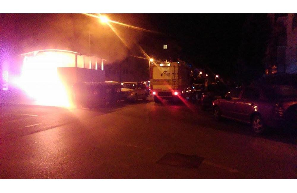 Cez noc vyčíňali vandali - požiar aj posprejované auto, foto 1