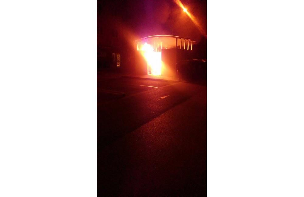 Cez noc vyčíňali vandali - požiar aj posprejované auto, foto 2