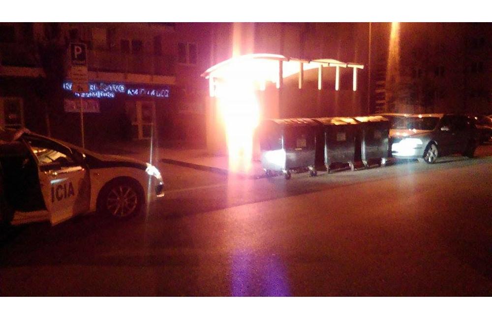 Cez noc vyčíňali vandali - požiar aj posprejované auto, foto 4