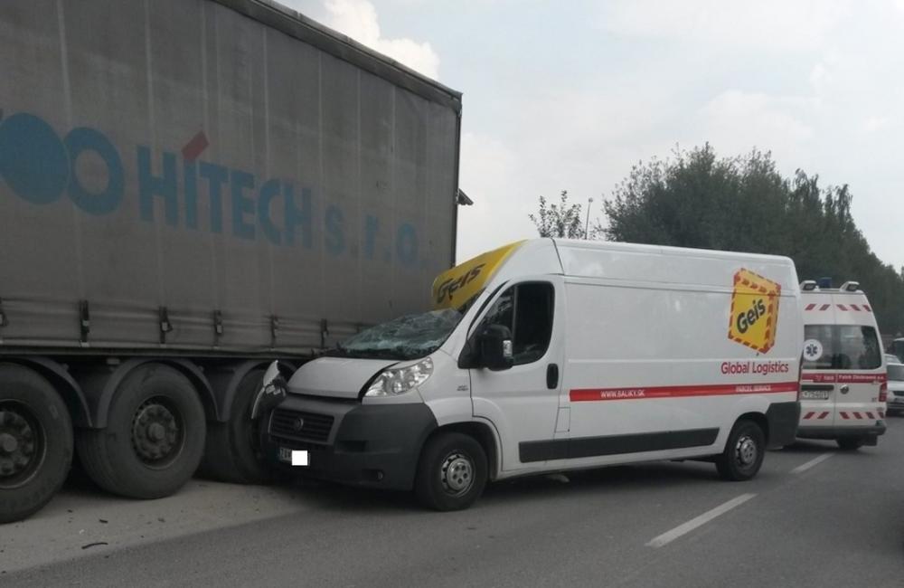 Dopravná nehoda dodávky s kamiónom, ulica Priemyselná 12.8.2015, foto 1