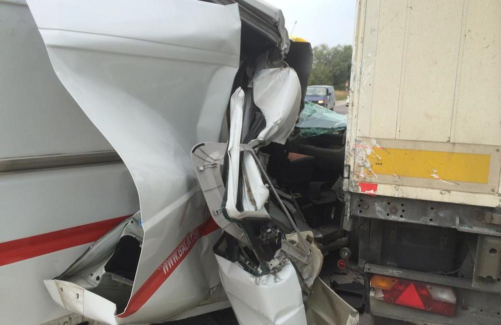 Dopravná nehoda dodávky s kamiónom, ulica Priemyselná 12.8.2015, foto 2