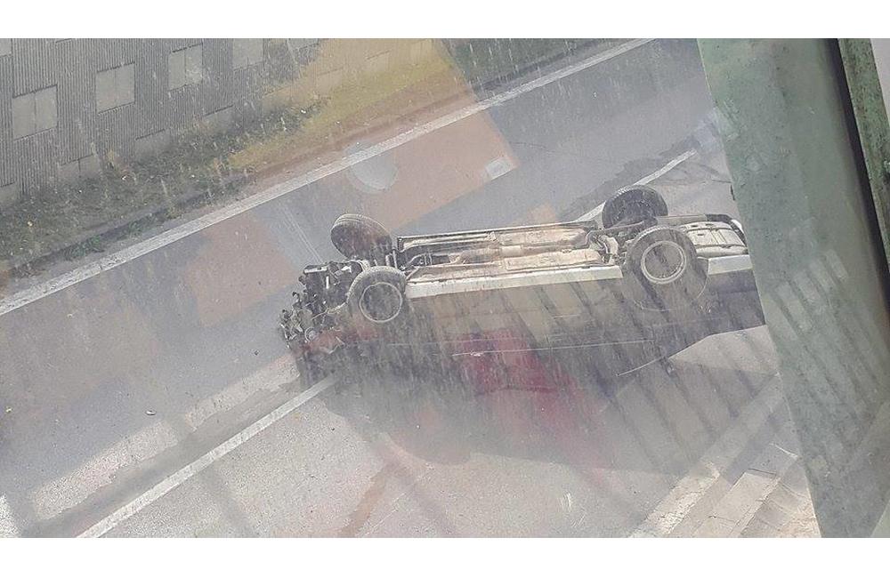 Hrozivo vyzerajúca nehoda pri Rondli, ďalšia na Hollého ulici , foto 1