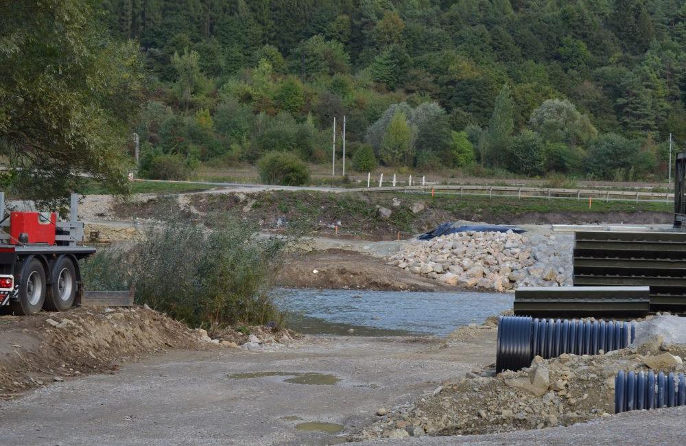 Práce na dočasnom moste ponad rieku Kysuca v mestskej časti Vranie, foto 2