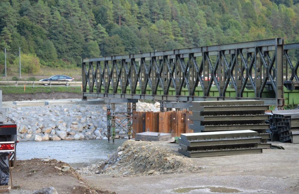 Práce na dočasnom moste ponad rieku Kysuca v mestskej časti Vranie, foto 3