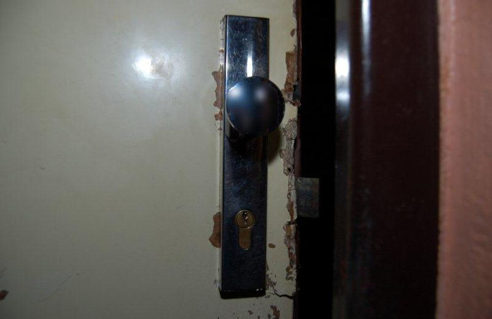 Muž sa vlámal na sídlisku Vlčince do 2 bytov, spôsobil škodu za 6800 eur, foto 4