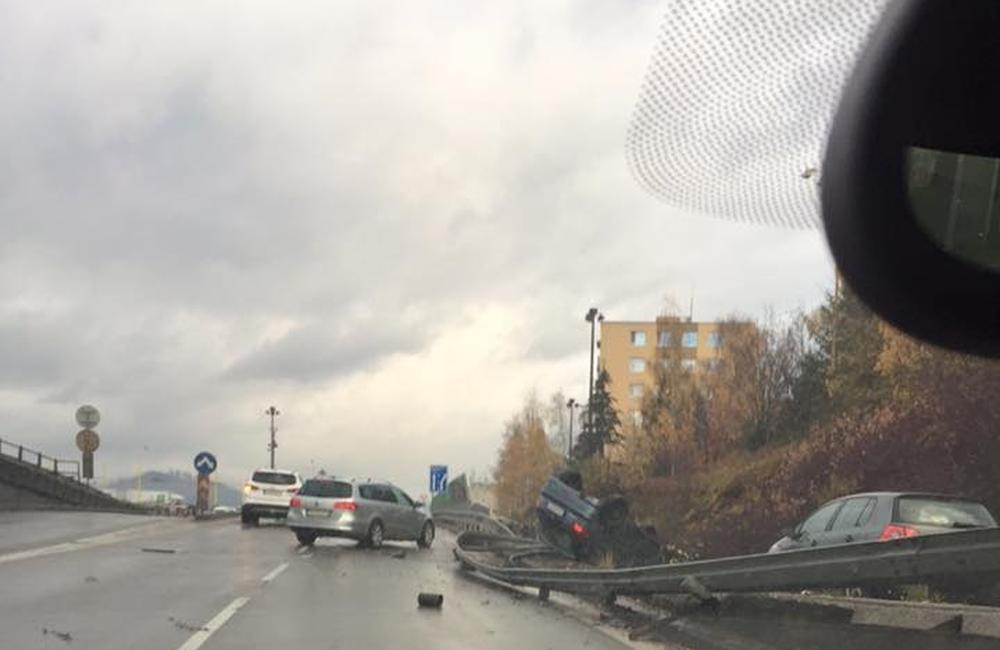 Dopravná nehoda na ulici Mostná, auto na streche - 18.11.2015, foto 1
