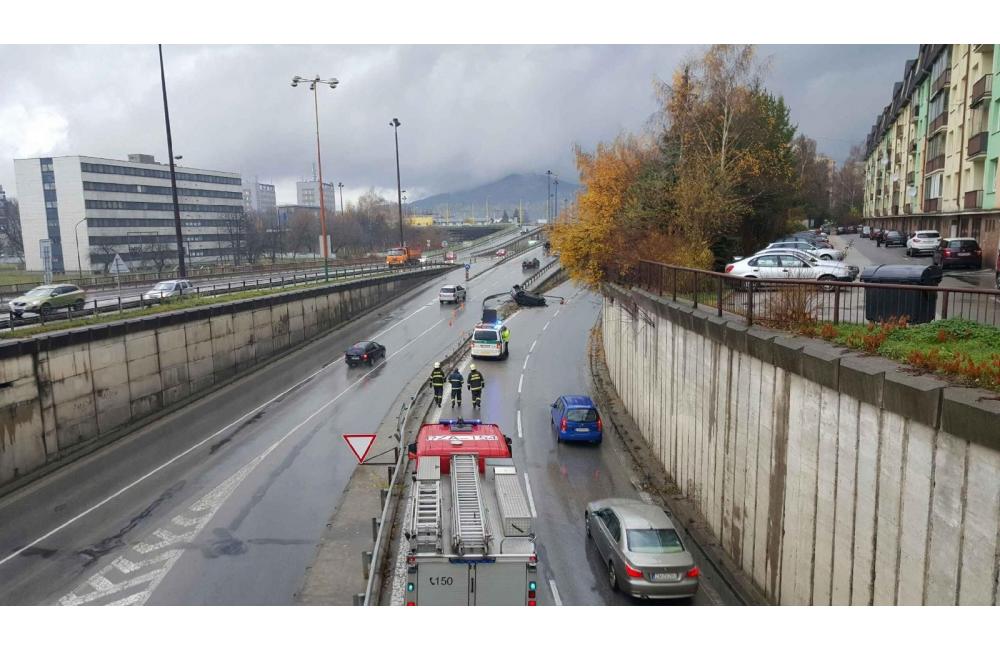 Dopravná nehoda na ulici Mostná, auto na streche - 18.11.2015, foto 2