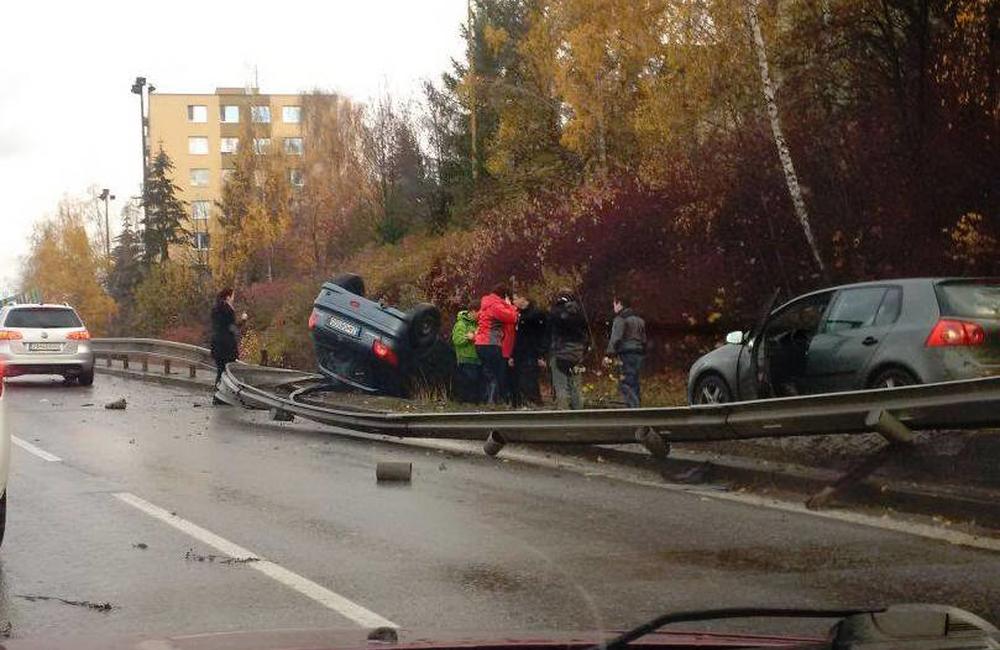 Dopravná nehoda na ulici Mostná, auto na streche - 18.11.2015, foto 3