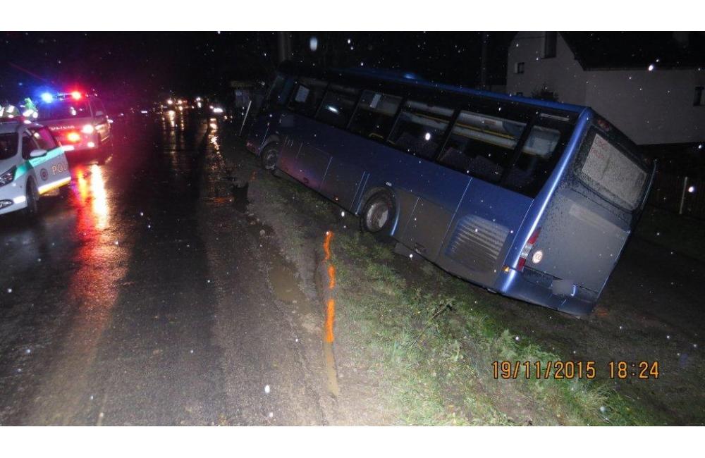 V Bitarovej narazil autobus do elektrického stĺpa, foto 8