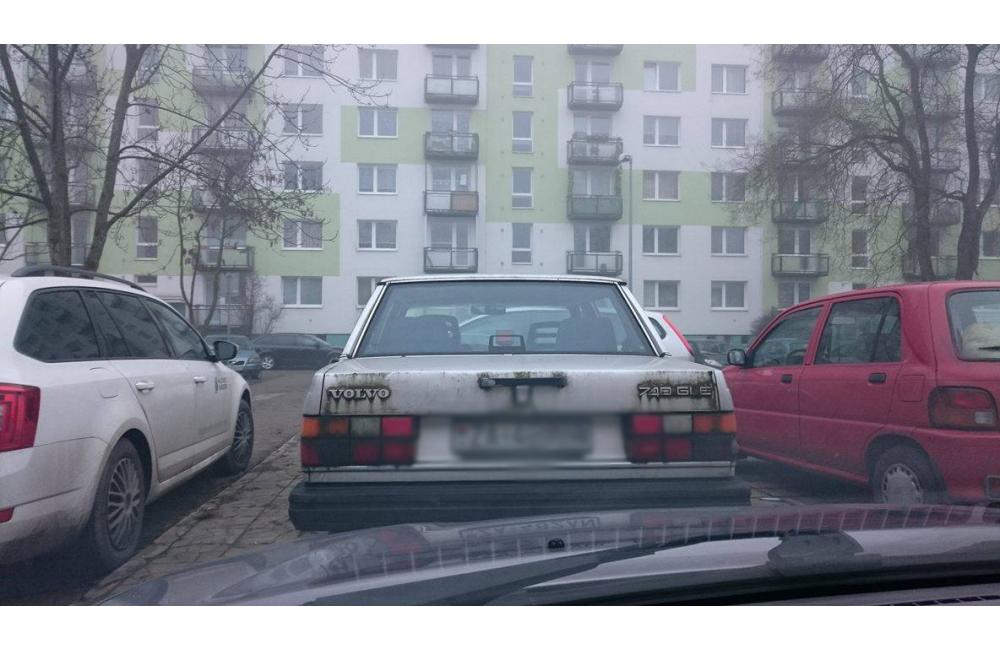 Muž na Vlčnincoch blokuje starými automobilmi parkovacie miesta, foto 2