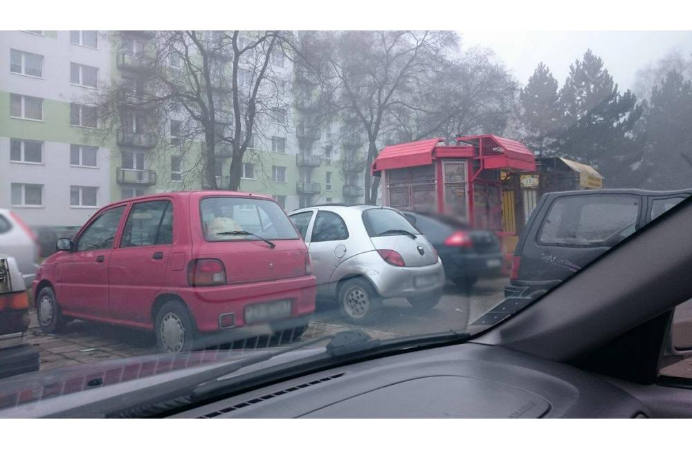 Muž na Vlčnincoch blokuje starými automobilmi parkovacie miesta, foto 3