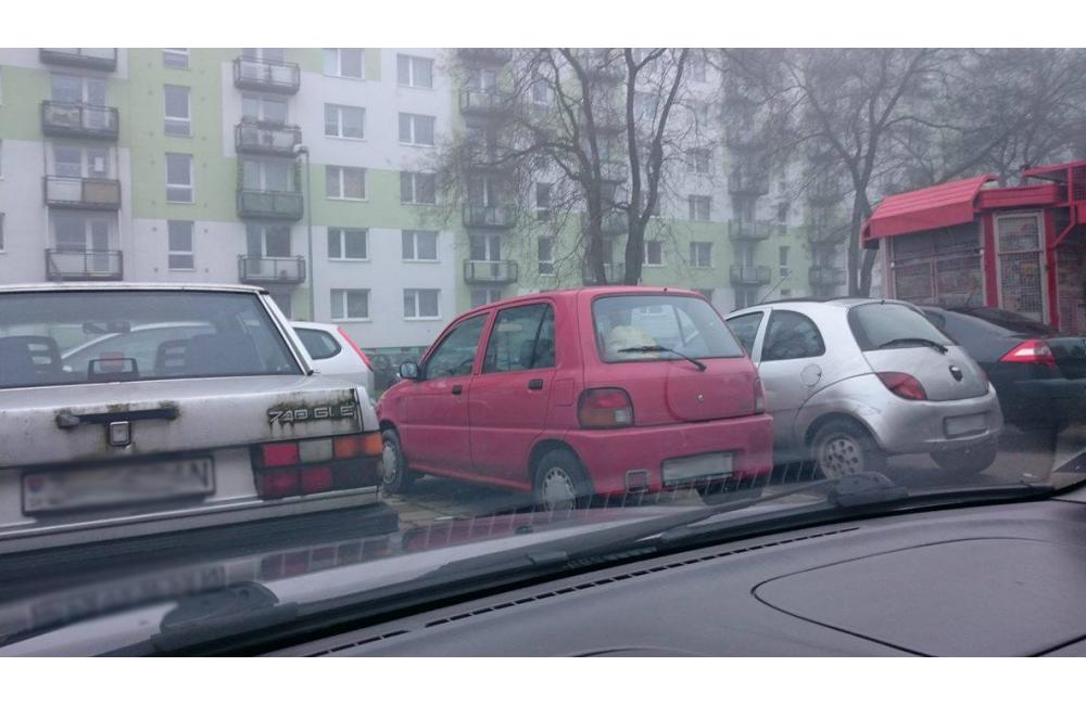 Muž na Vlčnincoch blokuje starými automobilmi parkovacie miesta, foto 4