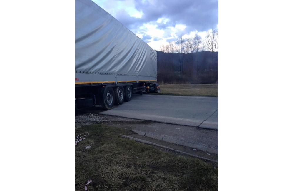 Vzpriečený kamión pri Vodnom diele Žilina - 9.2.2016, foto 1